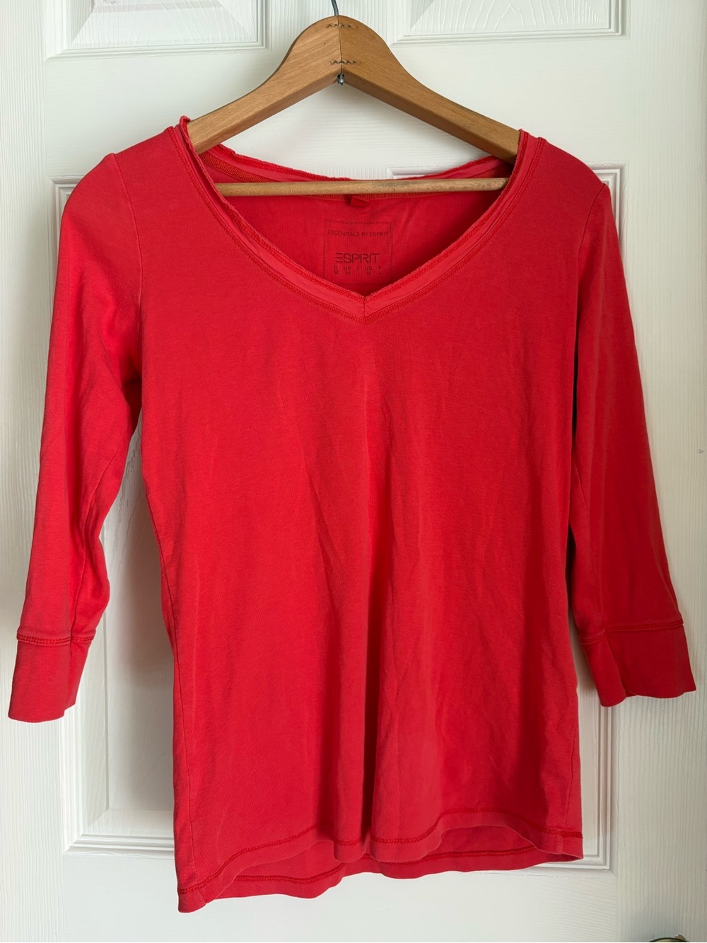 Esprit Essentials Women’s Red 3/4 Sleeve V-Neck Top – Size Medium